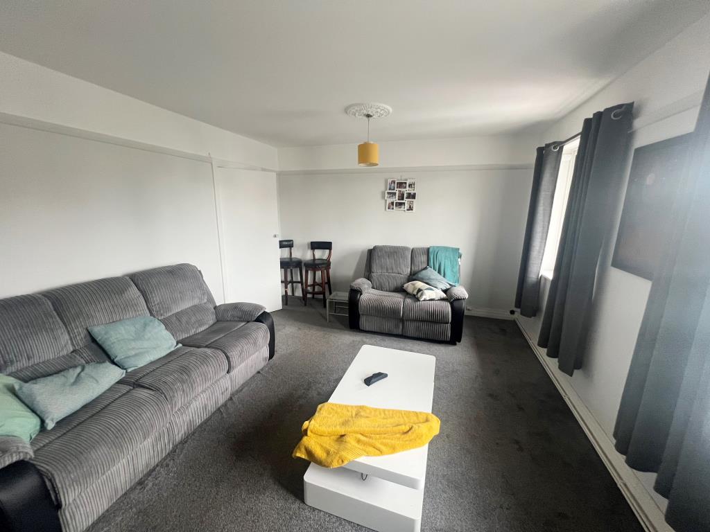 Lot: 35 - FORMER HOTEL FOR DEVELOPMENT POTENTIAL - living room of the upstairs accommodation